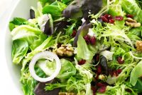 Cranberry Gorgonzola Salad with Mixed Greens and Candied Pecans
