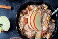 Slow Cooker Apple Steel-Cut Oats Recipe for Overnight Breakfast
