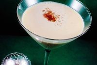 Creamy Eggnog Martini Recipe for Festive Holiday Cocktails