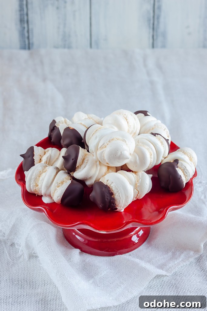Meringue kisses with ice-cream