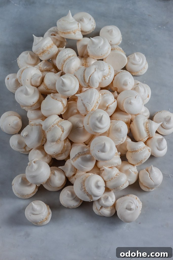Meringue kisses with ice-cream