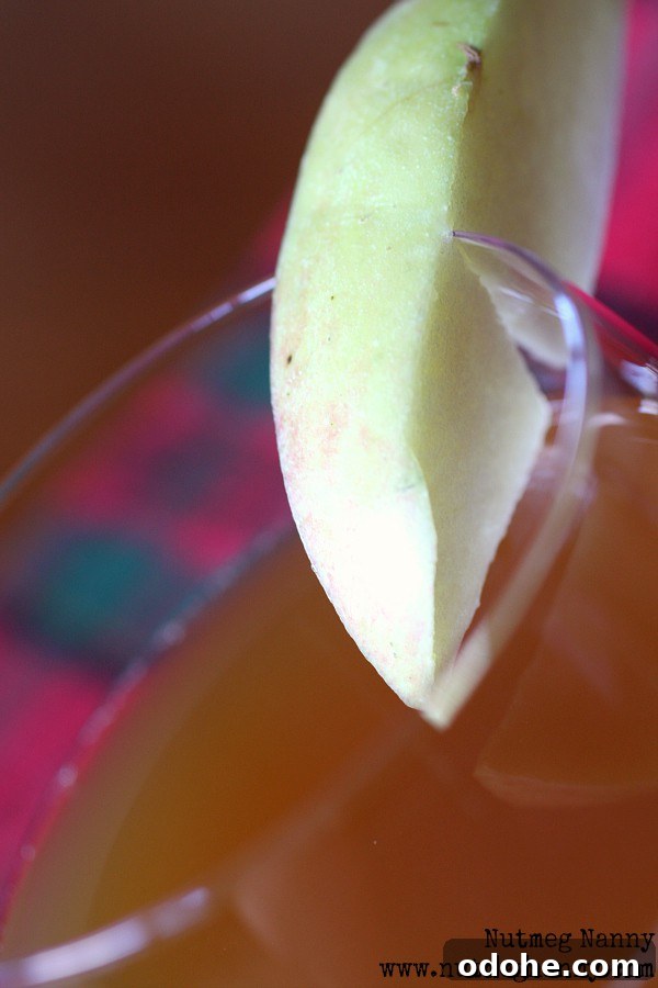 Ginger-Infused Apple Cider Recipe for Cozy Fall Gatherings 4 Close-up of spiced apple cider with a garnish