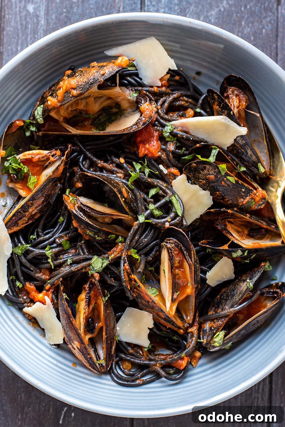 Squid Ink Pasta with Mussels: Garlicky Seafood Linguine Recipe 2 Squid Ink Pasta with Mussels Recipe